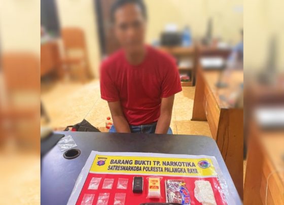 Tersangka beserta barang bukti saat diamankan Polresta Palangka Raya.
