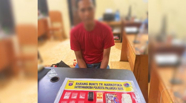 Tersangka beserta barang bukti saat diamankan Polresta Palangka Raya.