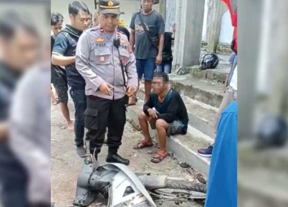 Tersangka pencurian kotak amal Masjid Al Kamal saat diamankan petugas kepolisian, Rabu, 3 Mei 2023.