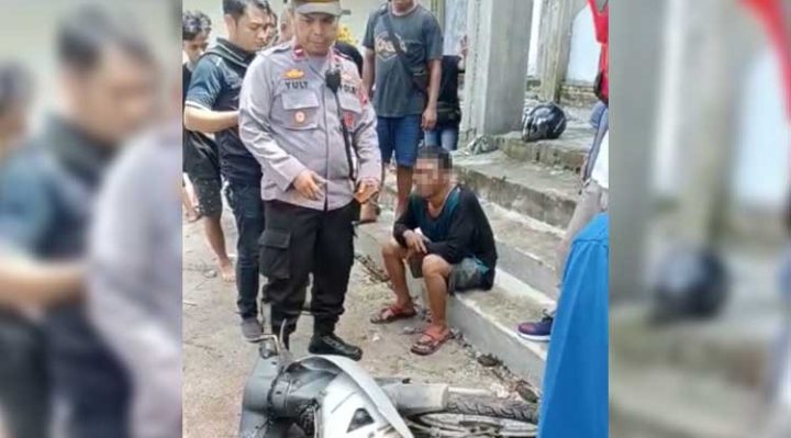 Tersangka pencurian kotak amal Masjid Al Kamal saat diamankan petugas kepolisian, Rabu, 3 Mei 2023.