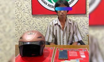 Tersangka pengedar sabu, S, bersama barang bukti diamankan di Polres Kotim, Rabu, 27 April 2023.
