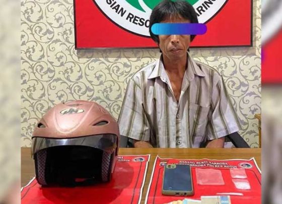 Tersangka pengedar sabu, S, bersama barang bukti diamankan di Polres Kotim, Rabu, 27 April 2023.