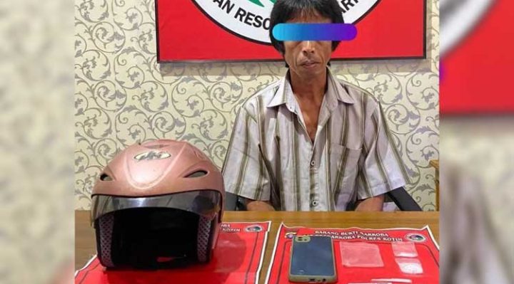 Tersangka pengedar sabu, S, bersama barang bukti diamankan di Polres Kotim, Rabu, 27 April 2023.