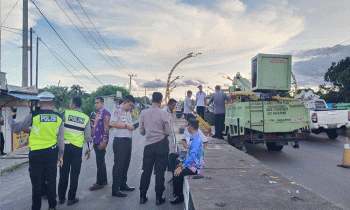 Tiang lampu Terowongan Nur Mentaya yang roboh diduga ditabrak truk bermuatan pasir, Kamis, 4 Mei 2023.
