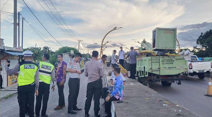 Tiang lampu Terowongan Nur Mentaya yang roboh diduga ditabrak truk bermuatan pasir, Kamis, 4 Mei 2023.