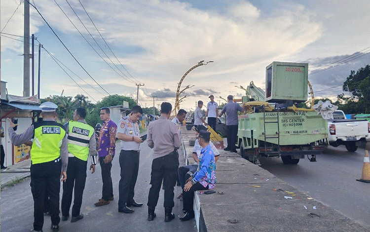 Tiang Lampu Terowongan Nur Mentaya Roboh