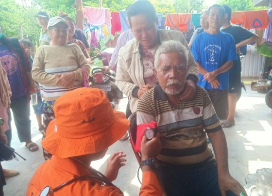 Tim Basarnas Palangka Raya mengecek tensi darah Simamora usai ditemukan,