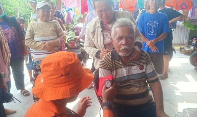 Tim Basarnas Palangka Raya mengecek tensi darah Simamora usai ditemukan,