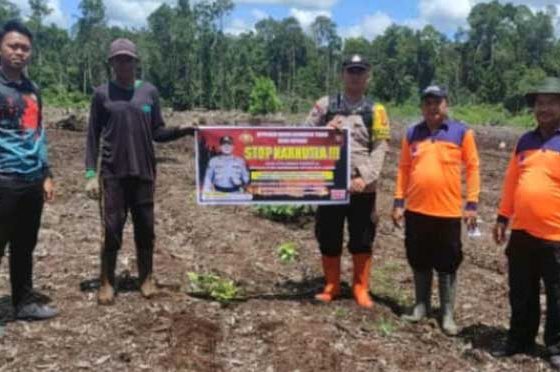 Tim patroli BPBD Katingan saat mengecek titik panas sekaligus melakukan sosialisasi kepada masyarakat terkait karhutla.