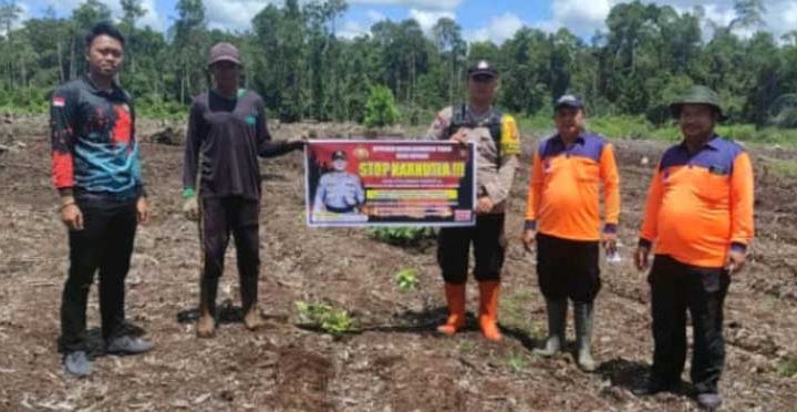 Tim patroli BPBD Katingan saat mengecek titik panas sekaligus melakukan sosialisasi kepada masyarakat terkait karhutla.
