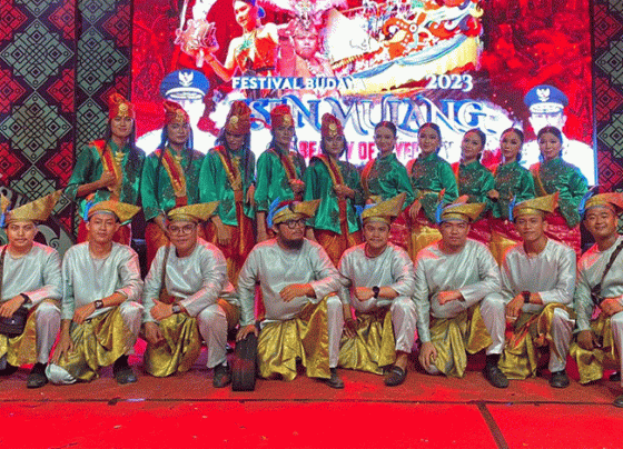 Tim tari pesisir Kotim yang ikut bertanding di Festival Budaya Isen Mulang (FBIM).