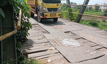 Truk angkutan berat melintasi Jembatan Kapten Mulyono, Sampit, Kamis, 18 Mei 2023.