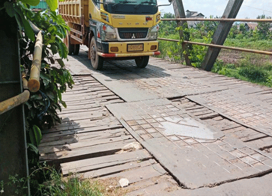 Truk angkutan berat melintasi Jembatan Kapten Mulyono, Sampit, Kamis, 18 Mei 2023.