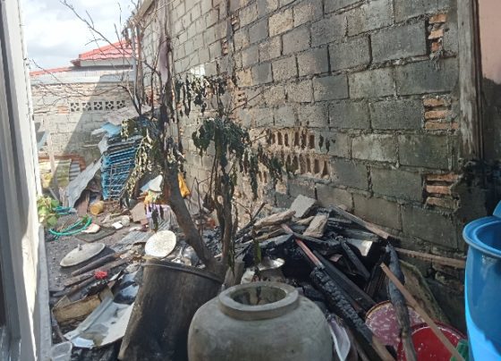 Tumpukan kayu yang terbakar dan nyaris merember ke rumah warga di Kelurahan Baamang Hilir, Kecamatan Baamang, Kamis, 25 Mei 2023.