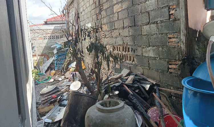 Gara-Gara Tumpukan Kayu Bekas, Rumah Warga di Baamang Nyaris Terbakar