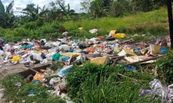 Tumpukan sampah rumah tangga di Terowongan Nur Mentaya, Jalan Tjilik Riwut, Sampit, Jumat, 5 Mei 2023.