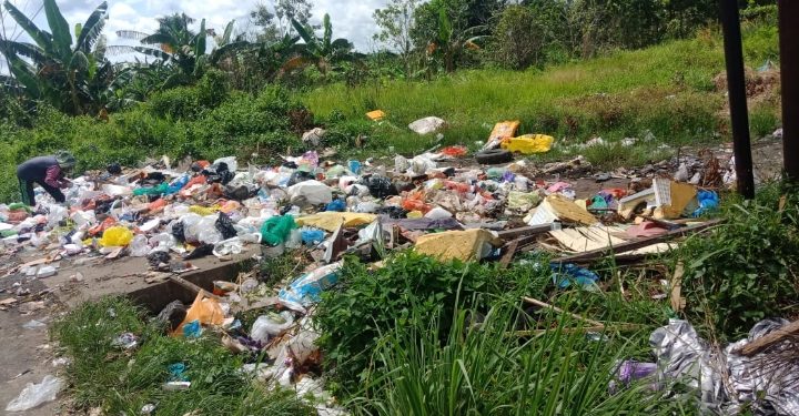 Tumpukan sampah rumah tangga di Terowongan Nur Mentaya, Jalan Tjilik Riwut, Sampit, Jumat, 5 Mei 2023.