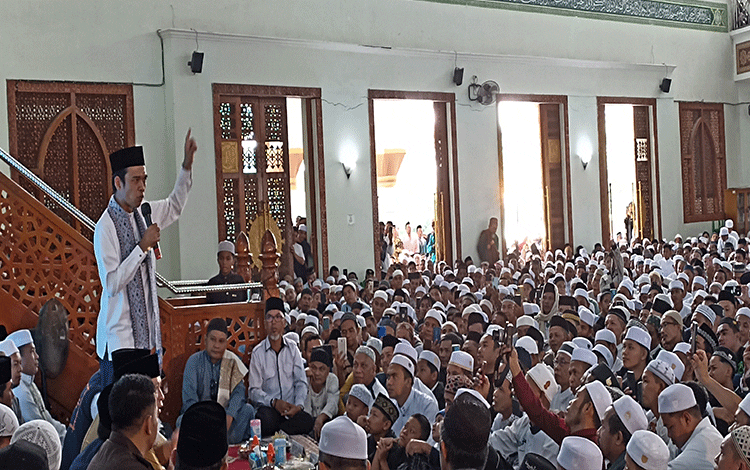 Ustaz Abdul Somad Kagum dengan Kemegahan Masjid Islamic Center Sampit