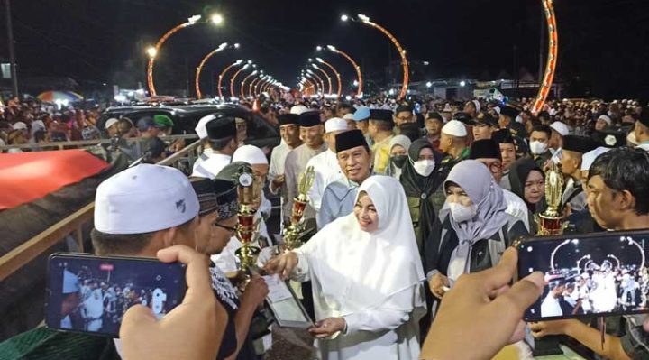 Wabup Kotim, Irawati, menyerahkan piala penghargaan dan uang pembinaan kepada para pemenang pawai takbiran 1444 Hijriah, Minggu, 30 April 2023