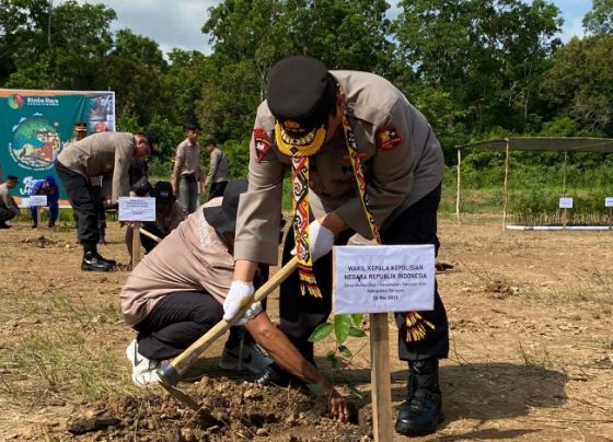 Wakapolri Komjen Gatot Edy Pramono, saat menanam pohon pada kunjungan ke Kabupaten Seruyan, Selasa, 30 Mei 2023.