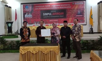 Wakil Bupati Kotim Irawati bersama BIG RI saat menunjukkan nota kesepakatan penyelenggaraan geospasial, di Bappelitbangda Kotim, Kamis, 25 Mei 2023.