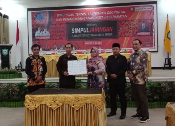 Wakil Bupati Kotim Irawati bersama BIG RI saat menunjukkan nota kesepakatan penyelenggaraan geospasial, di Bappelitbangda Kotim, Kamis, 25 Mei 2023.