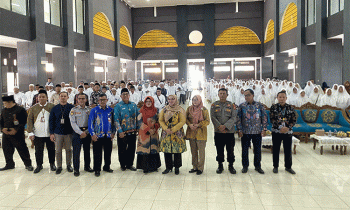 Wakil Bupati Kotim Irawati dan Kepala Kemenag Kotim Khairil Anwar berfoto bersama dengan calon jemaah haji, Kamis, 11 Mei 2023.
