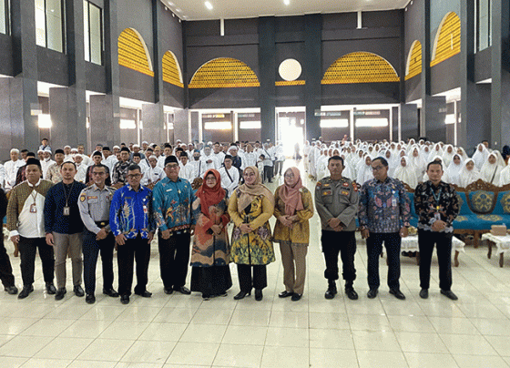 Wakil Bupati Kotim Irawati dan Kepala Kemenag Kotim Khairil Anwar berfoto bersama dengan calon jemaah haji, Kamis, 11 Mei 2023.