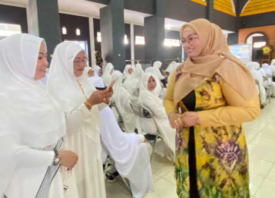 Wakil Bupati Kotim Irawati saat berbincang dengan calon jemaah haji Kotim, di sela manasik haji, Kamis, 11 Mei 2023
