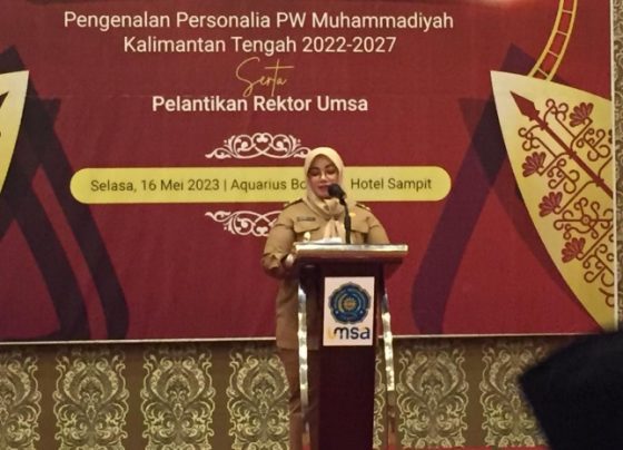 Wakil Bupati Kotim Irawati saat membacakan sambutan Bupati Kotim saat peluncuran Universitas Muhammadiyah Sampit, Selasa, 16 Mei 2023.