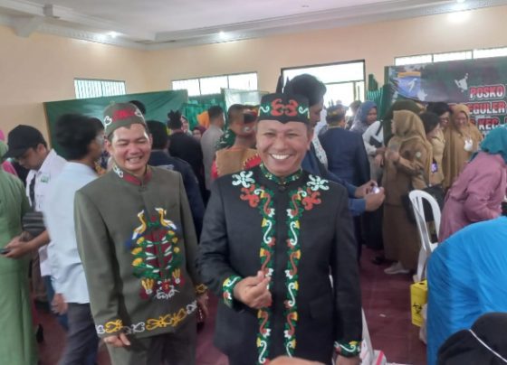 Wakil Ketua I DPRD Kotim, Rudianur baju hitam.