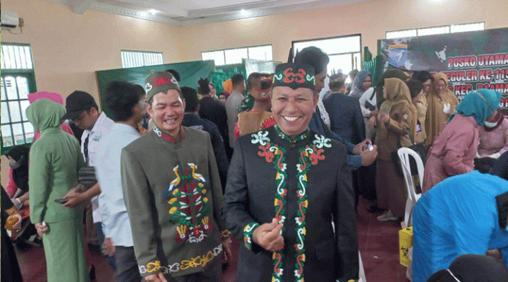 Wakil Ketua I DPRD Kotim, Rudianur baju hitam.