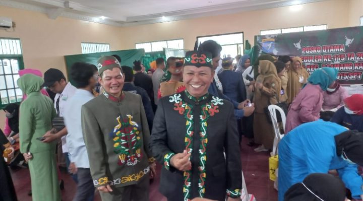 Wakil Ketua I DPRD Kotim, Rudianur baju hitam.
