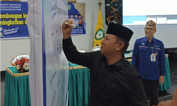 Wakil Ketua I DPRD Kotim, Rudianur bubuhkan tanda tangan komitmen bersama tingkatkan mutu pendidikan, Rabu, 24 Mei 2023.