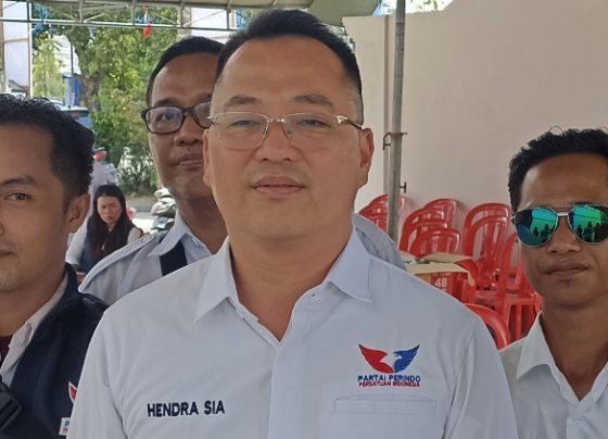 Wakil Rakyat Dapil V Kotim, Hendra Sia tengah.