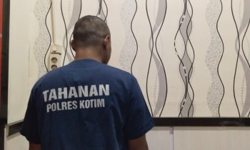 YP, tersangka penjambretan saat diamankan di Mapolres Kotim.
