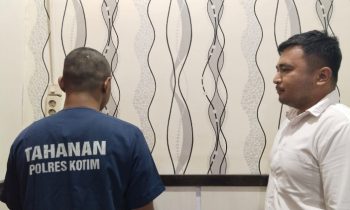 YP, tersangka penjambretan saat diinterogasi petugas di Mapolres Kotim.