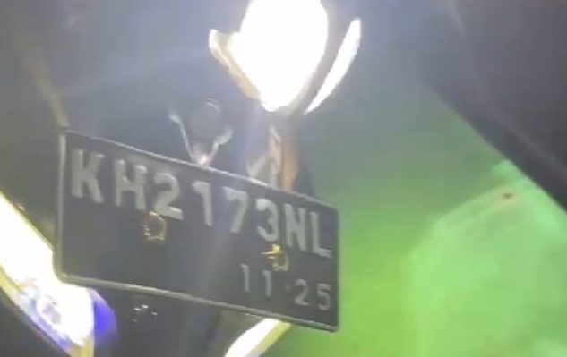 endaraan korban yang diduga terjatuh dari Jembatan Sei Katingan masih dalam keadaan menyala di atas Jembatan Sei Katingan, Sabtu malam, 27 Mei 2023. 1