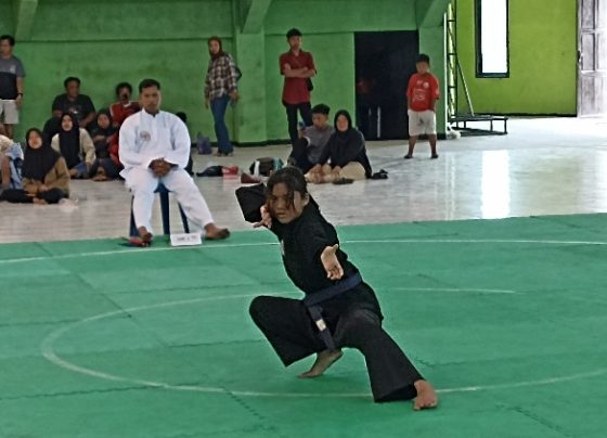 Aksi siswi pemenang cabor pencak silat O2SN Tingkat Kabupaten Kotim, Firda Aulia di GOR Indoor Voli Sampit, Selasa, 20 Juni 2023.