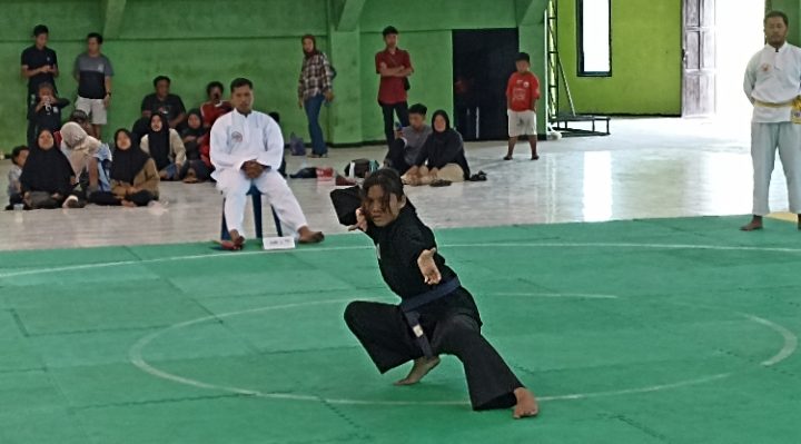 Aksi siswi pemenang cabor pencak silat O2SN Tingkat Kabupaten Kotim, Firda Aulia di GOR Indoor Voli Sampit, Selasa, 20 Juni 2023.