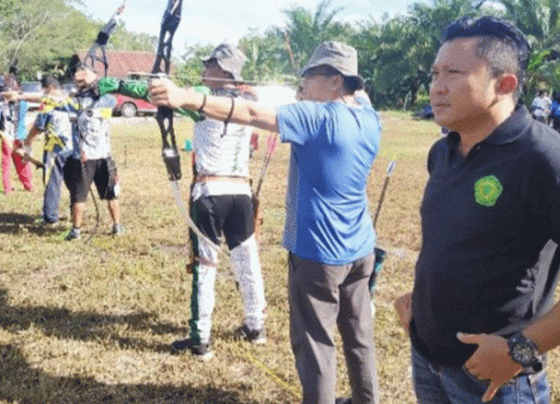 Anggota DPRD Kotim Dadang Siswanto (kanan) memantau latihan panahan.