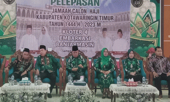 Anggota DPRD Kotim Riskon Fabiansyah, paling kiri, turut melepas 188 jemaah calon haji di Aula Kompleks Islamic Center, Sampit, Kamis, 1 Juni 2023.