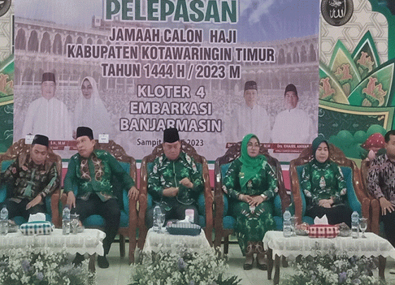 Anggota DPRD Kotim Riskon Fabiansyah, paling kiri, turut melepas 188 jemaah calon haji di Aula Kompleks Islamic Center, Sampit, Kamis, 1 Juni 2023.