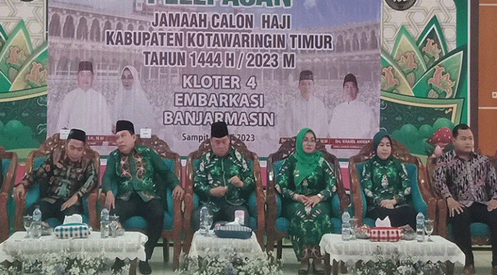 Anggota DPRD Kotim Riskon Fabiansyah, paling kiri, turut melepas 188 jemaah calon haji di Aula Kompleks Islamic Center, Sampit, Kamis, 1 Juni 2023.