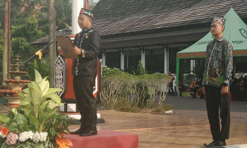 Anggota DPRD Kotim Riskon Fabiansyah saat membacakan UUD 1945 dalam upacara peringatan hari lahir Pancasila, Kamis, 1 Juni 2023.