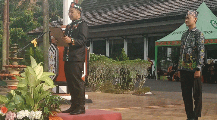 Anggota DPRD Kotim Riskon Fabiansyah saat membacakan UUD 1945 dalam upacara peringatan hari lahir Pancasila, Kamis, 1 Juni 2023.