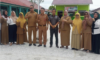 Anggota Komisi III DPRD Kabupaten Kotawaringin Timur Sihol Parningotan Lumban Gaol bersama Wakil Bupati Irawati dan Kepala Dinas Pendidikan Irfansyah saat sidak di SDN 4 Sawahan.