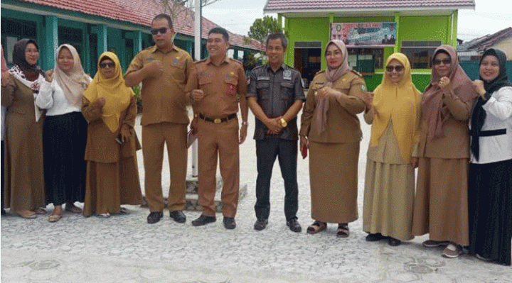 Anggota Komisi III DPRD Kabupaten Kotawaringin Timur Sihol Parningotan Lumban Gaol bersama Wakil Bupati Irawati dan Kepala Dinas Pendidikan Irfansyah saat sidak di SDN 4 Sawahan.