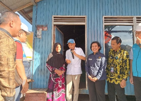 Anggota Komisi VII DPR RI Iwan Kurniawan bersama penerima program BPBL, Kamis 8 Juni 2023.