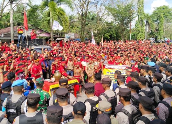 Aparat gabungan saat mengawal aksi unjuk rasa Pasykan merah di depan kantor DPRD Kotim, Kamis, 8 Juni 2023.